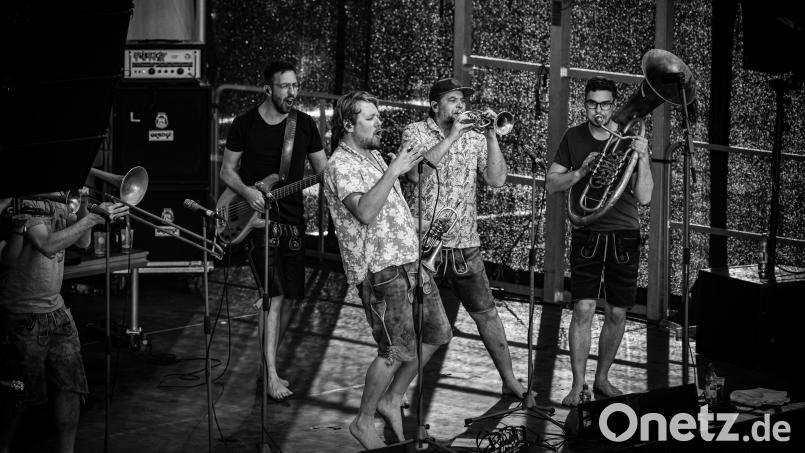 Die Musiker von La Brass Banda stehen barfuß auf der Bühne: ein Markenzeichen der Band. Bild: Dietmar Hurnaus