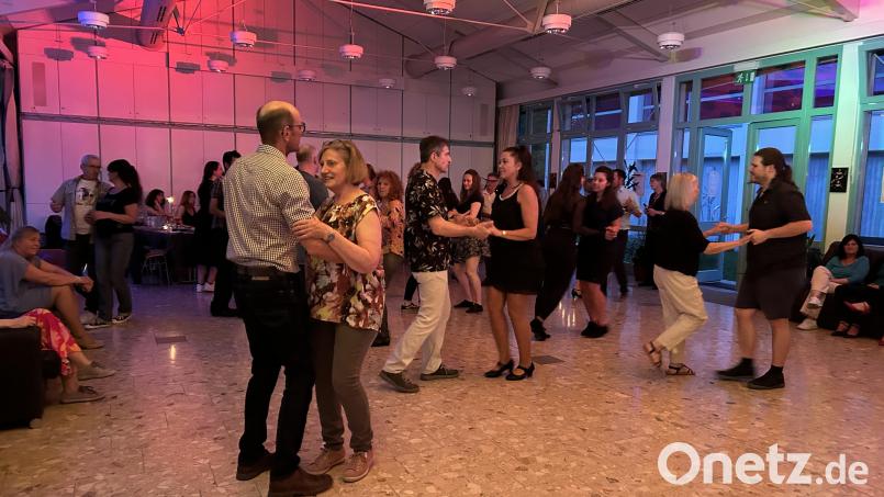 Bei der Salsa-Party in Immenreuth war die Tanzfläche stets voll. Bild: Franziska Böll/exb