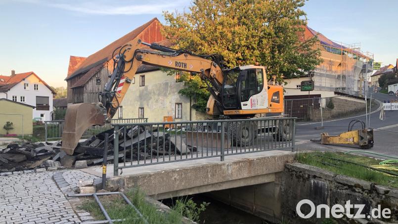 Wegen des Neubaus der Netzbachbrücke in Falkenberg ist die Schönfichter Straße seit dieser Woche gesperrt. Bild: wro