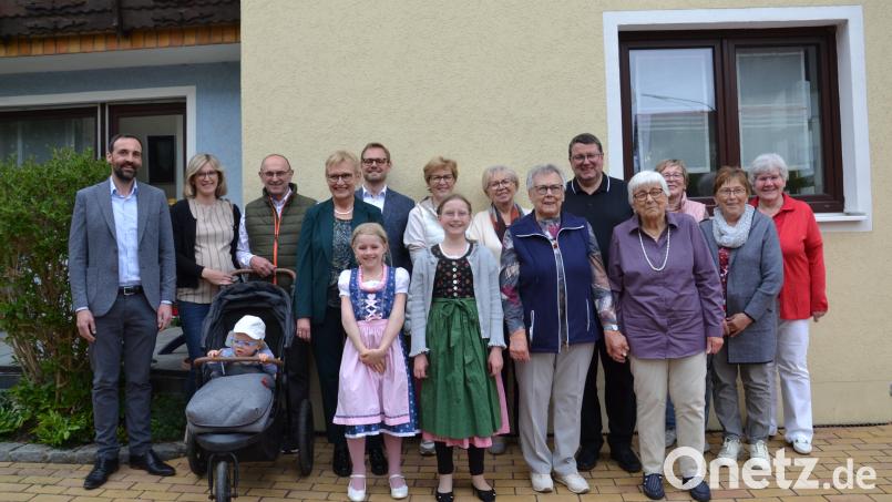 Elfriede Reitinger (Sechste von rechts) feierte im großen Kreise ihren 85. Geburtstag. Dazu gratulierten Tochter Gabriele, Schwiegersohn Hans, die Enkel Johannes und Franziska, die Urenkel sowie Verwandte und der Frauenbund. Glück- und Segenswünsche überbrachten auch Pfarrer Udo Klösel (Fünfter von rechts) und Bürgermeister Armin Bulenda (links). Bild: gi