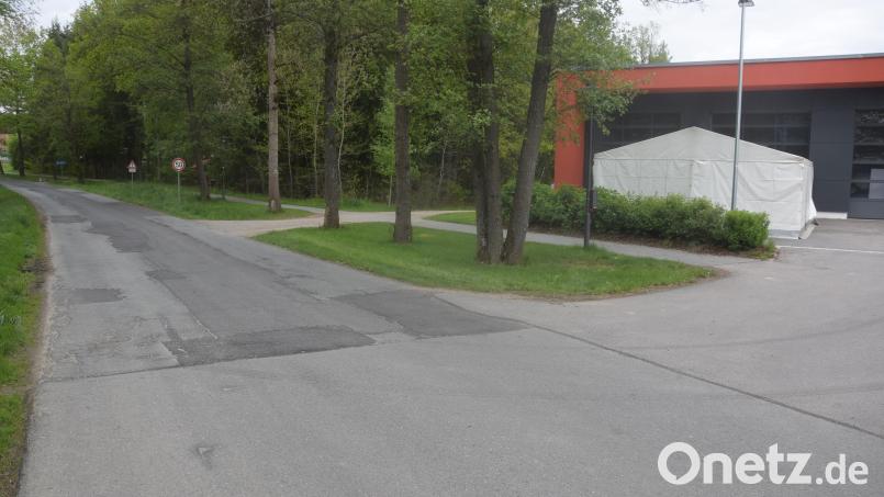Auf Höhe des Feuerwehrhauses Irchenrieth sieht man den schlechten Zustand der Gemeindeverbindungsstraße von Enzenrieth nach Irchenrieth. Bild: fz