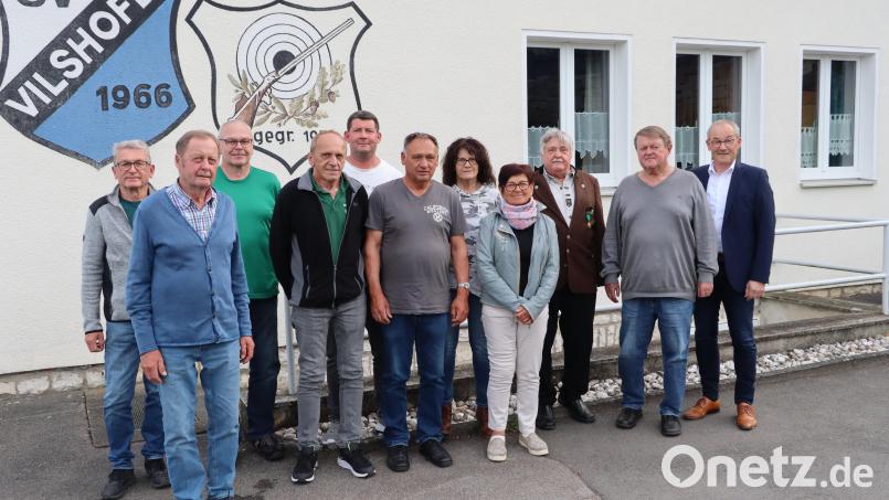 Die Geehrten der SG Gut Ziel Vilshofen mit kommissarisch Erstem Vorsitzenden Josef Spies (3.v.r.) und Bürgermeister Erwin Geitner (r.). Bild: mrr