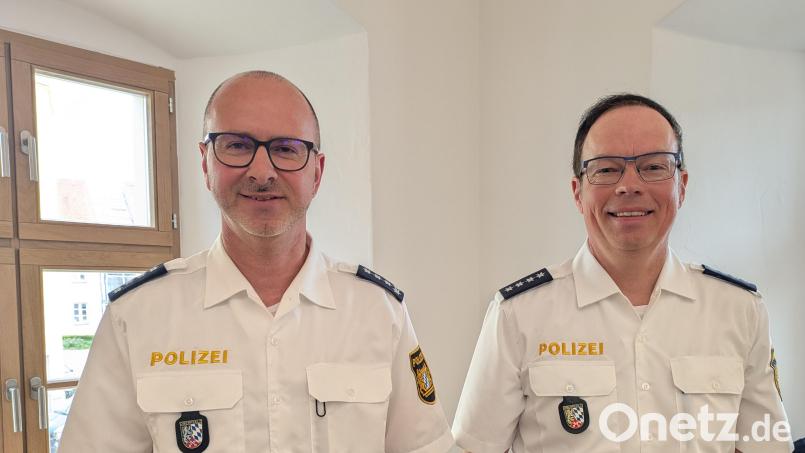 Claus Ernstberger (rechts) ist neuer Stellvertreter von Harald Fuchs (links), dem Leiter der Polizeiinspektion Waldsassen. Das Sicherheitsgespräch im Rathaus Mitterteich war Ernstbergers erster öffentlicher Termin in der neuen Position. Bild: pz