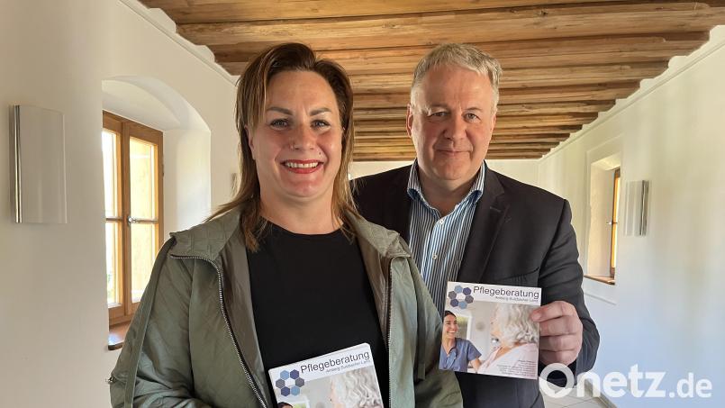 Charlene Rubenbauer (hier mit Landrat Richard Reisinger) ist die neue Pflegeberaterin im Landkreis Amberg-Sulzbach. Mit ihr haben Angehörige von pflegebedürftigen Menschen eine Ansprechpartnerin. Bild: Christine Hollederer
