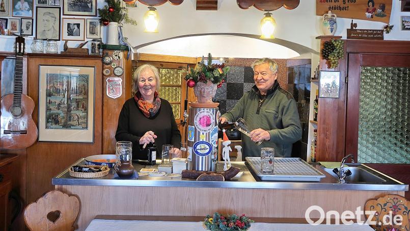 Silvia und Dieter Schraml hinter dem Tresen ihrer Gaststätte „Grüner Kranz“. Bild: bsc