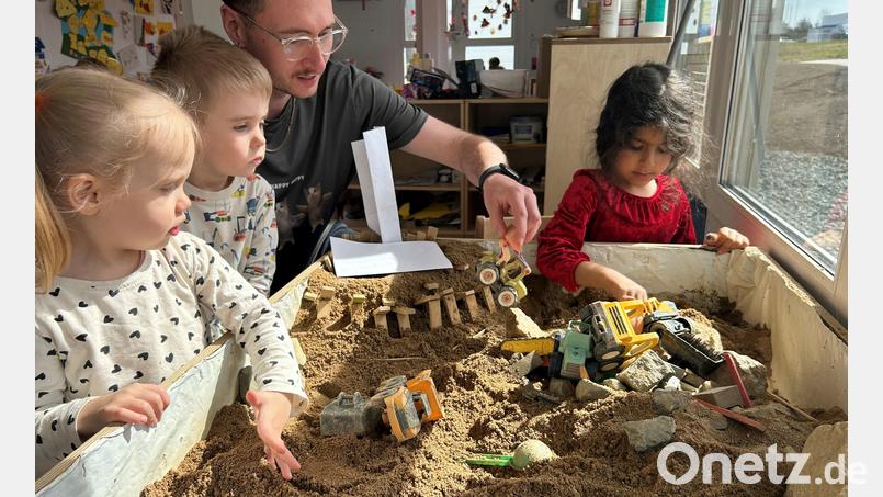 Sebastian Reil leitet die Kindergartengruppe &quot;Enten&quot; im BRK Kindergarten Vohenstrauß. Eine Indoor-Baustelle bietet den Mädchen und Buben die Möglichkeit, auch bei schlechtem Wetter mit Sand zu spielen. Bild: ck