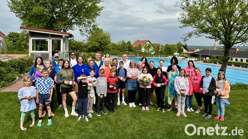 Die ersten Besucher im Schwimmbad Vilseck bekamen Verzehrgutscheine. Bürgermeister Hans-Martin Schertl (hinten MItte) überreichte dem ersten Badegast Christina Itcus einen Blumenstrauß. Bild: Stefanie Gradl