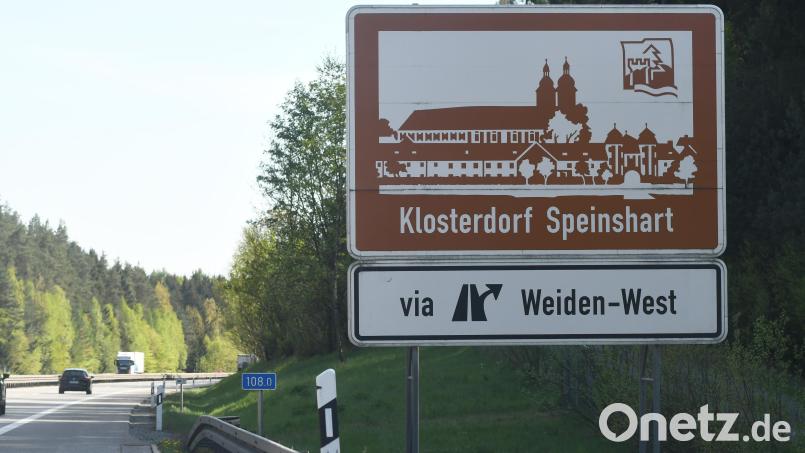 Diese braunen Schilder entlang den Autobahnen weisen auf Touristenziele hin. Bild: Gabi Schönberger