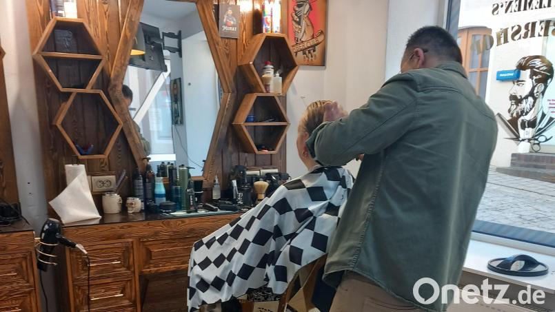 Eigentlich dürfen Barbershops nur Bärte schneiden und pflegen. Hier macht der Mitarbeiter eine Ausnahme für einen Damen-Haarschnitt. Bild: hka