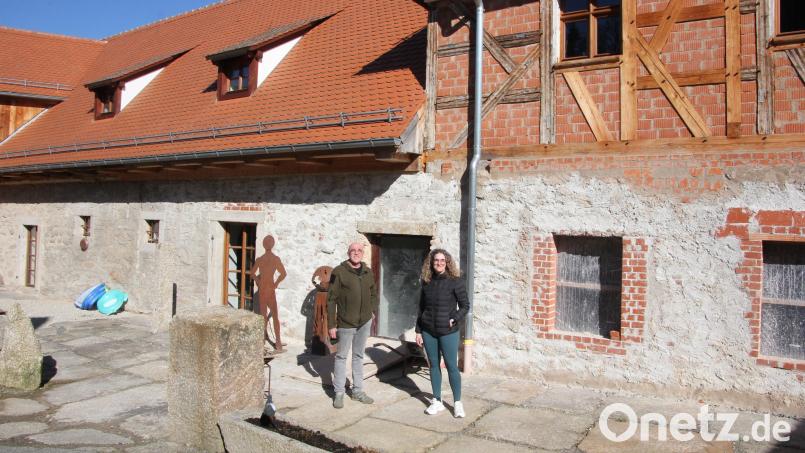 Tanja und Hubert Wild vor der Hammermühle. Im Hofinnenraum ist noch einiges zu tun. Bild: kro