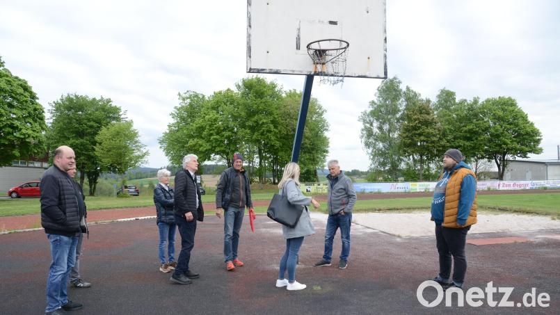 Der Flosser Bauausschuss besichtigt das Sportgelände. Hier soll der Basketballplatz saniert werden. Die Korbanlage wird auf der gegenüberliegenden Seite errichtet, um künftig die Weitspringer nicht zu behindern. Bild: bey