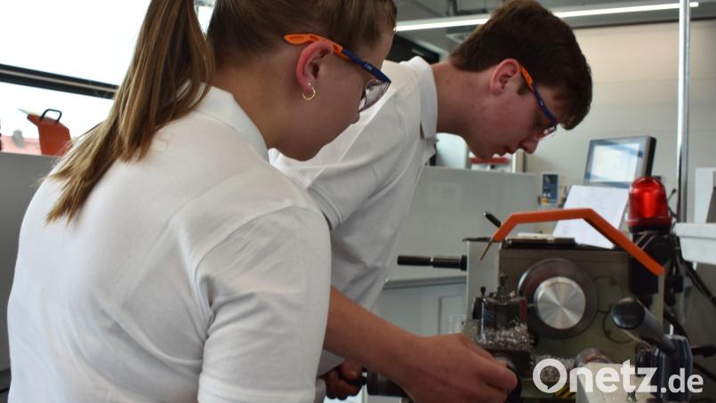 Linda Schmid und Erik Kausler sind Azubis bei Siemens Healthineers in Kemnath. Im neuen &quot;Education &amp; Development Center&quot; arbeiten sie an einer Drehbank. Bild: lue