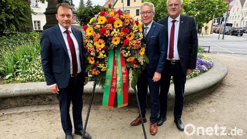 Oberbürgermeister Jens Meyer (von links) und die Bürgermeister Reinhold Wildenauer und Lothar Höher legen gemeinsam zum Jahrestag &quot;80 Jahre Kriegsende&quot; am Schlörplatz in Weiden einen Kranz nieder. Bild: Pressestelle Stadt Weiden i.d.OPf.