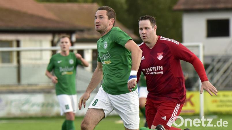 Der Wernberger Bastian Zimmermann (links) wird vom Pfreimder Spielertrainer Bastian Lobinger verfolgt. Das Hinspiel gewann Wernberg mit 2:0. Bild: mhs