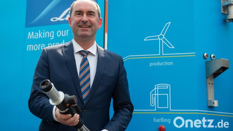 Hubert Aiwanger (FW), Wirtschaftsminister von Bayern, mit einer Fahrzeug- Befüllkuplung für Wasserstoff. Bild: Timm Schamberger/dpa