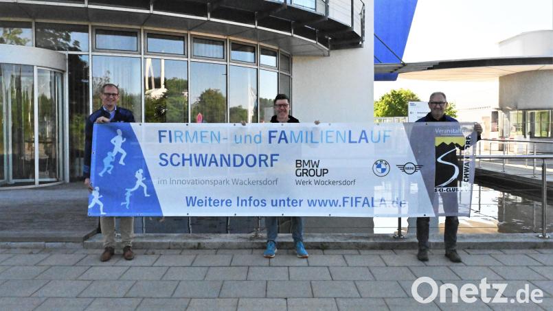 Die Organisatoren Christoph Peters (links), Standortleiter des BMW-Group, Werk Wackersdorf, und Dieter Vogl vom Ski-Club Schwandorf (Mitte) freuen sich gemeinsam mit Uwe Kehl, Betriebsrat BMW-Group, auf den 7. Firmen- und Familienlauf. Bild: BMW Group