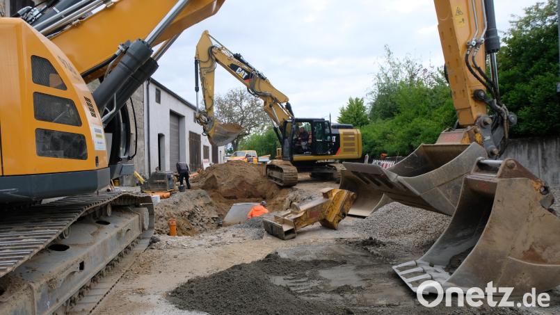 In der Püchersreuther Straße in Floß wird an einem größeren Abwasser-Sammelschacht gearbeitet. Bild: Fred Lehner