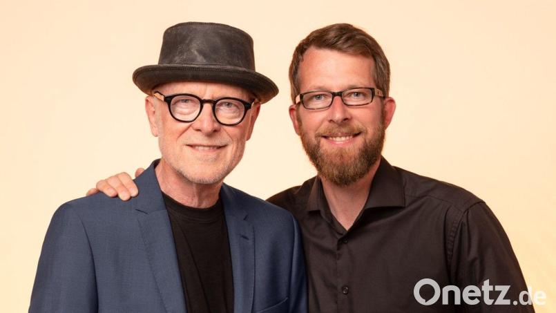 Siegfried Fietz wird von seinem Sohn Oliver bei dem Konzert in Waldershof begleitet. Bild: Fietz/exb