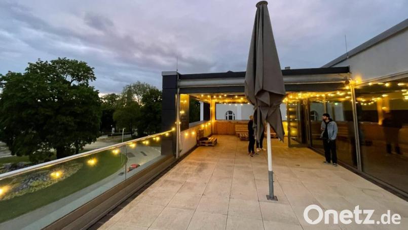 Auf der Dachterrasse des Cineplex in Amberg, über den Dächern der Stadt, findet am Samstag die Open Stage statt. Bild: Mario Donhauser