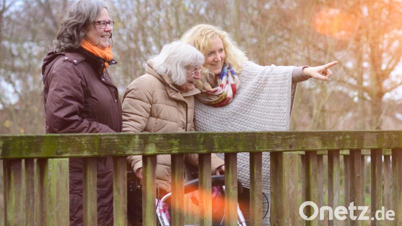Pflegende Angehörige wissen am besten, was mit dem an Demenz erkrankten Menschen möglich ist und welches Urlaubsziel passend wäre. Symbolbild: Gerhard Seybert – stock.adobe.com