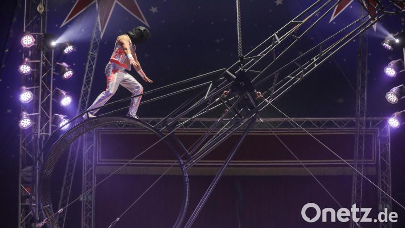 Das Todesrad ist eine der gefährlichsten, aber auch beliebtesten Show-Einlagen des Circus Karl Altoff Köllner. Bild: Wolfgang Steinbacher