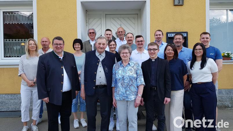 Agnes Uschold (vorne Mitte) feiert ihren 80. Geburtstag. Gratulanten sind Gatte Hans, die Familie und Verwandten. Pfarrer Udo Klösel (links) und Kaplan Michael Steinhilber (Dritter von rechts vorne). Bild: gi