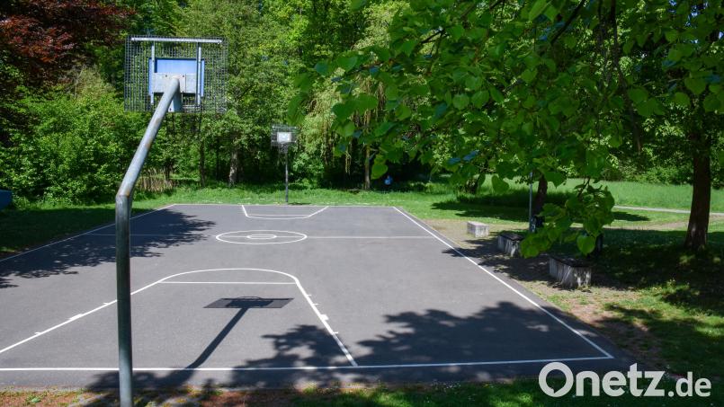 Der Basketballplatz an der Kräuterwiese in Amberg wurde bereits verbessert, jetzt sollen dort auch niedrigere Körbe für Jüngere angebracht werden. Ein öffentlicher Grillplatz könnte folgen. Bild: Stephan Huber