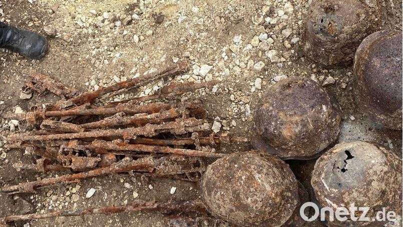 In Nähe des Nabburger Obertors wurden vor einem Jahr bei Erdarbeiten Gewehre und Helme gefunden. Bild: Staatliches Bauamt Amberg/exb