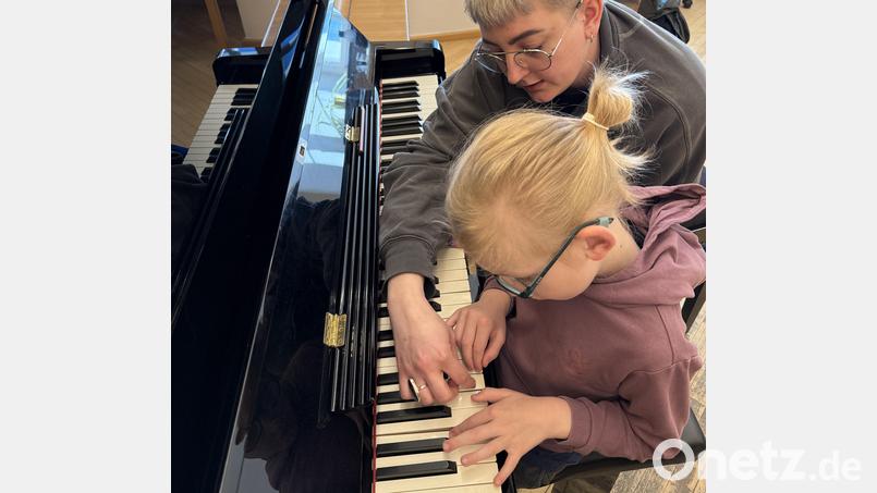 Jakob Martin beim Klavierunterricht mit Ottilie Niebauer. Bild: Jenny Martin/exb