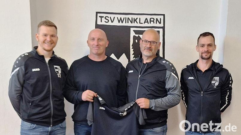 Die Verantwortlichen Tobias Zinkl (links), Abteilungsleiter Christian Bronold (Zweiter von rechts) und Christian Käsbauer (rechts) stellten mit Markus Schubert (Zweiter von links) den neuen Trainer der Herrenmannschaft des TSV Winklarn vor. Bild: mnt