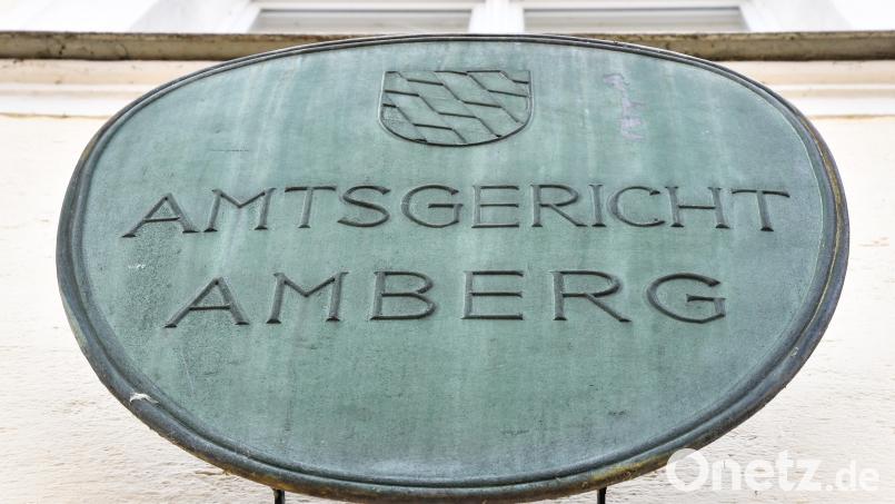 Mit Bewährung kam ein Mann beim Amberger Amtsgericht davon, der seiner Stieftochter ein Sexbild von sich geschickt haben soll. Symbolbild: Petra Hartl