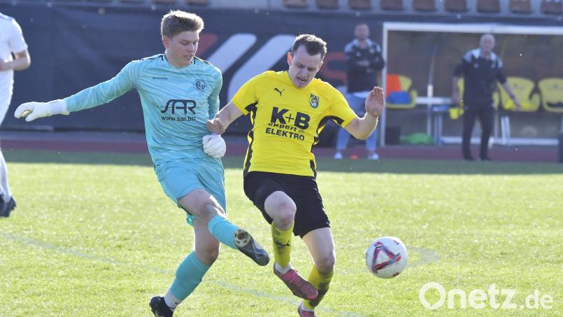 Paul Götz (rechts) und der FC Amberg müssen das Heimspiel gegen den SV Schwandorf-Ettmannsdorf eigentlich gewinnen, um noch eine Chance auf die Abstiegsrelegation zu haben. Bild: Hubert Ziegler
