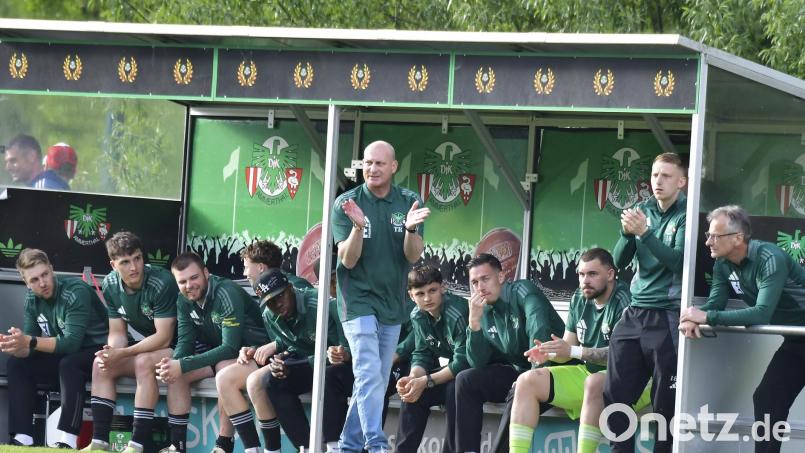 Tobias Rösl (Mitte), Trainer DJK Ammerthal, fordert zwei Siege aus den beiden noch ausstehenden Partien in der Bayernliga Nord. Bild: Hubert Ziegler