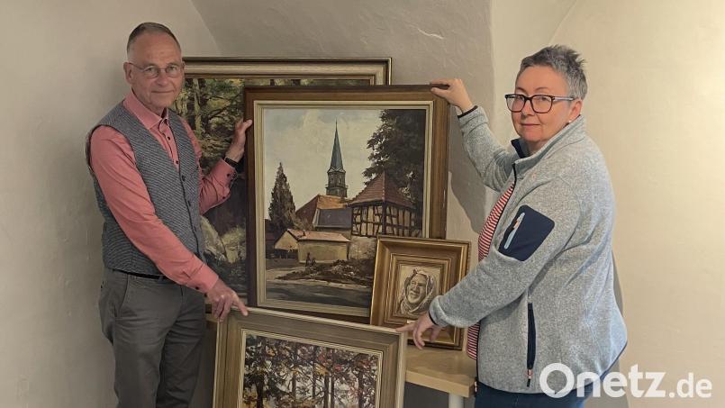 Ingolf Tzscheuschner übergibt die Gemäldesammlung des Malers Heiner Grimm an Dr. Sabine Zehentmeier-Lang vom Fichtelgebirgsmuseum. Bild: Emily Seidel