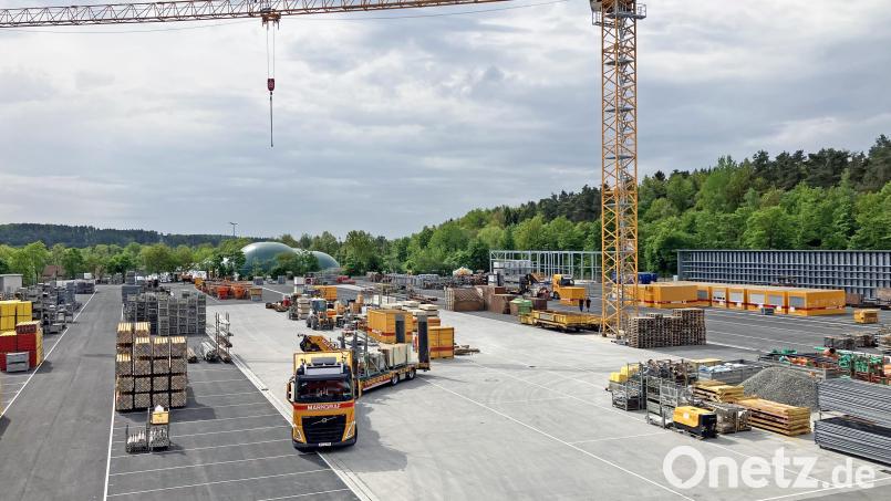 Reger Betrieb herrscht wegen des Umzugs derzeit auf der Freifläche des Bauhofes am neuen Kemnather Standort. Bild: Bauunternehmung Markgraf