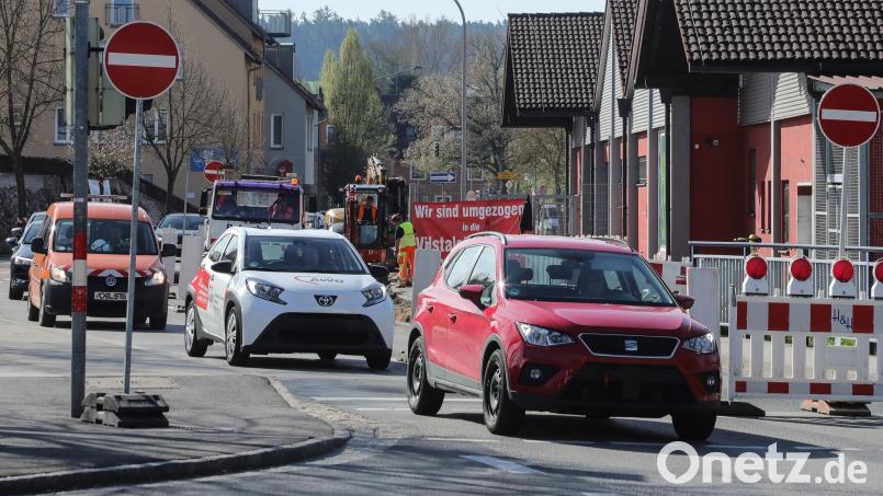 Für den Verkehr aus Amberg in Richtung Vilstal ist die Ortsdurchfahrt in Haselmühl halbseitig gesperrt. Grund dafür sind dringende Bauarbeiten des Bayernwerks. Bild: Wolfgang Steinbacher