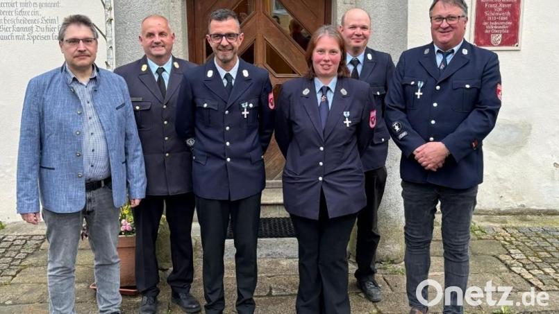Als neue Kommandantin der zusammengelegten Feuerwehren Georgenberg-Neuenhammer wurde Martina Frischholz (Dritte von rechts) durch Bürgermeister Wolfgang Bock (links) und den Gemeinderat bestätigt. Ebenso auch die beiden Stellvertreter Christian Maurer (Dritter von links) und Bernhard Schmid (rechts). Bild: Dominik Schmid/exb