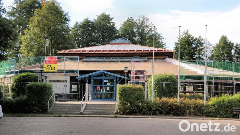 Gestiegene Unterhaltungskosten sowie die zuletzt durchgeführten Sanierungs- und Instandsetzungsmaßnahmen an der Steinwaldhalle (im Bild die Sanierung 2020) erfordern eine Erhöhung der Benutzungsgebühren. Archivbild: bsc