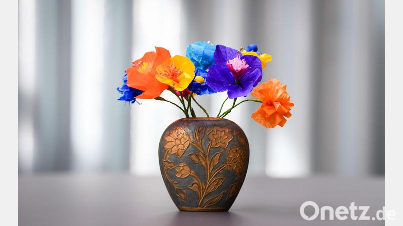 Blüten aus Krepppapier halten ewig - dieser Blumenstrauß bereitet also nicht nur am Muttertag Freude. Bild: Zacharie Scheurer/dpa