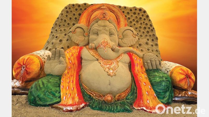Hindu-Gott Ganesha hält Hof – als Sandfigur im englischen Weymouth. Bild: Julien Lightfoot/SandWorld Weymouth/dpa