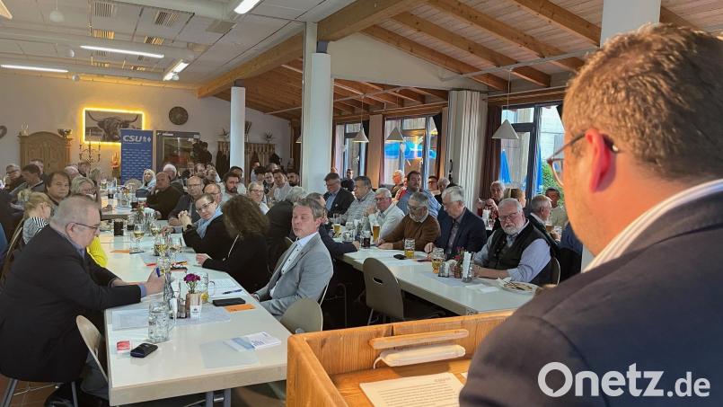 Die Nominierungsversammlung der Schwandorfer CSU ist sehr gut besucht. Die Mehrheit stimmt für Andreas Wopperer als OB-Kandidaten. Bild: ihl