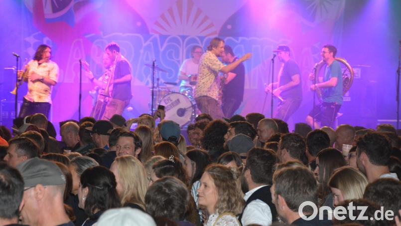 Die achtköpfige „La Brass Band“ begeisterte am Donnerstagabend im Festzelt in Griesbach. Bild: jr