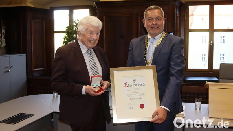 Bürgermeister Joachim Neuß (rechts) würdigt das langjährige Engagement von Wilhelm Schelz (links) mit der Bürgermedaille. Bild: Heidi Franitza [mfh] (redaktion@sidecar-traveller.com)
