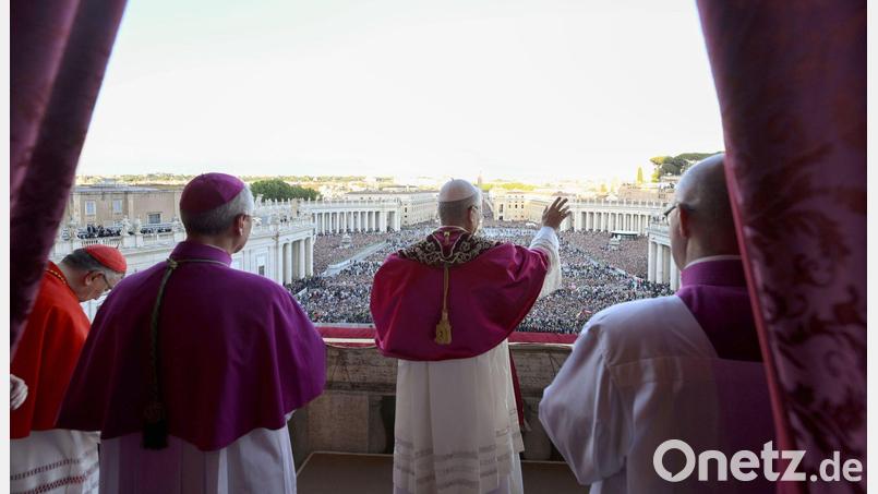 Robert Francis Prevost aus Chicago ist der neue Papst. Vom Balkon des Peterdoms aus begrüßte er nach dem Konklave mehr als 100.000 Menschen. Bild: Vatican Media/IPA via ZUMA Press/dpa