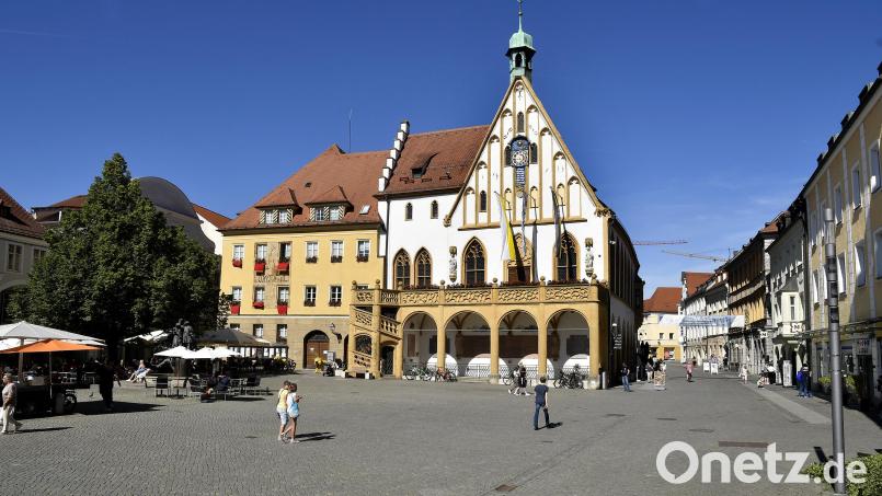 Das Rathaus auf dem Amberger Marktplatz. Dort tagte der Haupt- und Finanzausschuss am Donnerstag und beschloss die Eckdaten für den neuen Haushalt. Bild: Petra Hartl