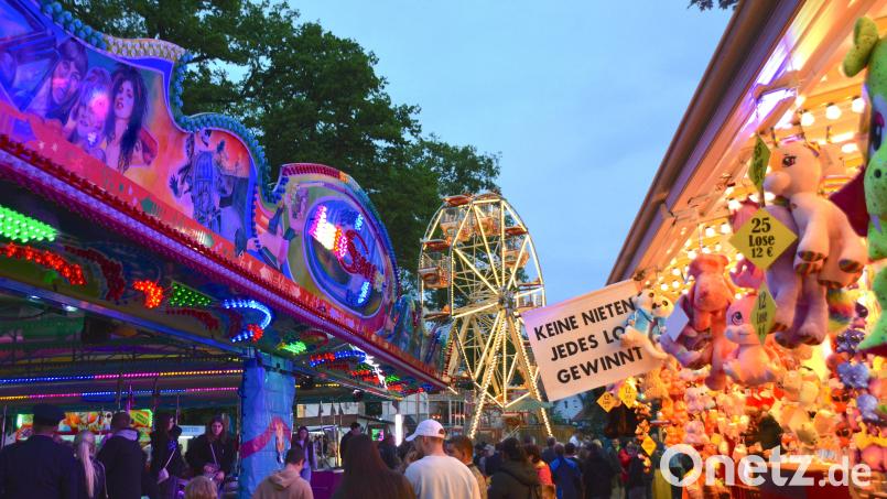 Auch dieses Jahr gibt es auf dem Teublitzer Volksfest zahlreiche Fahrgeschäfte und Stände im modernen Vergnügungspark. Bild: Thomas Stegerer/exb