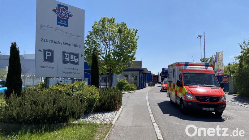 Auch Sanitäter wurden zum Großeinsatz nach Schwandorf gerufen. Bild: Sebastian Böhm