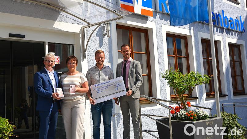 Vorstand Klaus Wild und Prokurist Marco Meier (rechts) übergeben den Scheck an Serviceleiterin Brigitte Gnan (Zweite von links) und den Vorsitzenden des Dorfgemeinschaft, Manuel Falk. Bild: fdl