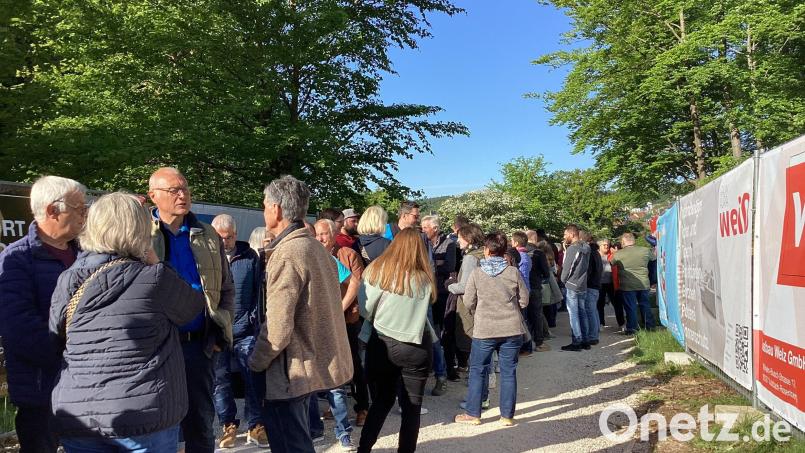 Sie alle wollten am Freitagabend zum ASV Schwend. Der Verein feiert sein 60-jähriges Bestehen und startete sein Programm mit dem ausverkauften Auftritt der Kabarettistin Martina Schwarzmann. Bild: mzi
