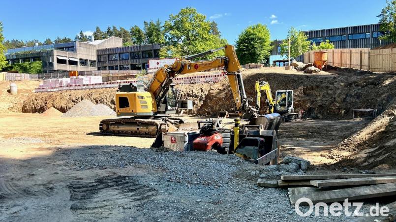 Der Neubau der Schwimmhalle in Neustadt nimmt mit 7 Millionen Euro einen großen Posten im Haushalt 2025 ein. Insgesamt wird der Bau rund 20 Millionen Euro kosten. Bild: Gabi Schönberger